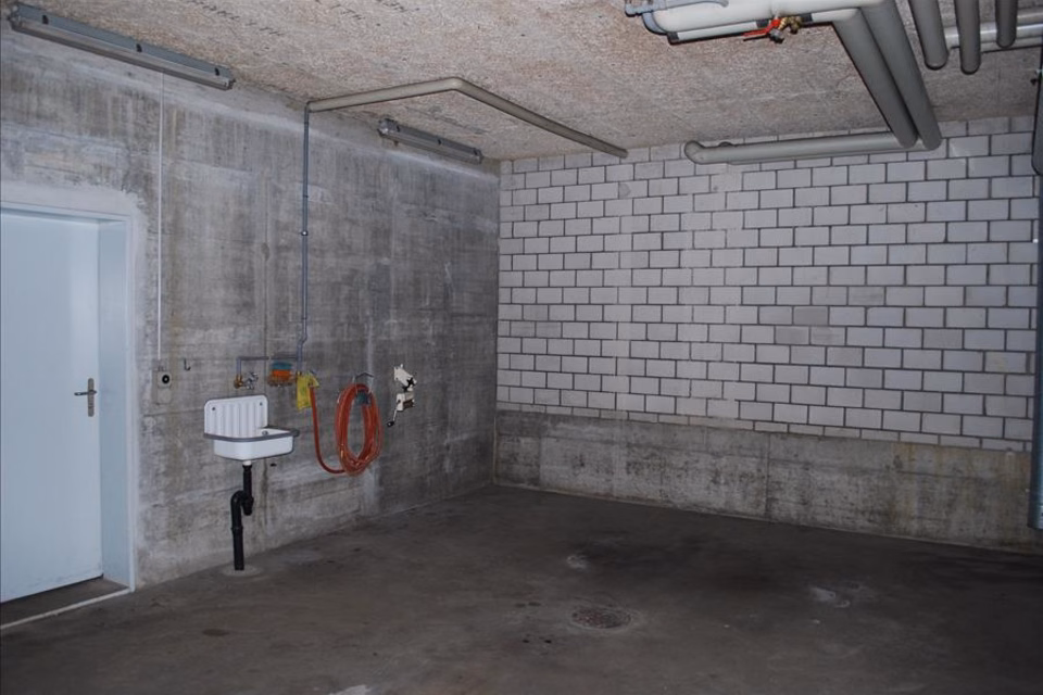 Does your vehicle need a roof over its head?, Spitzgartenweg 2 AEH, 4123 Allschwil, Basel-Landschaft, CH