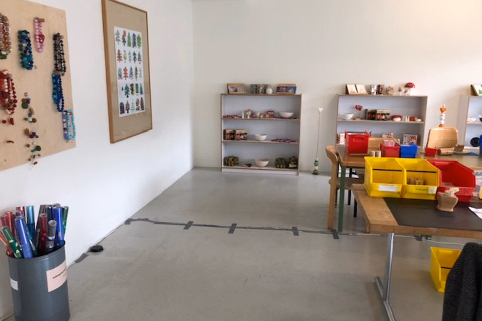 Retail unit approx. 68 m2 with shop window frontage and showroom/storage in the basement, Rütiwiesenstr., 8136 Gattikon, Zurich, CH