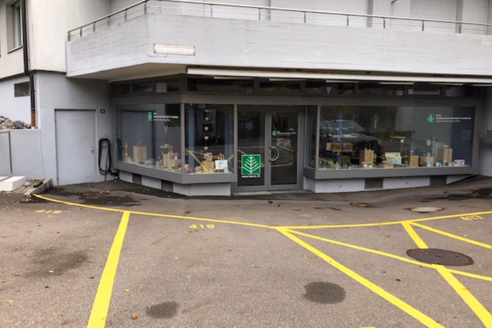 Retail unit approx. 68 m2 with shop window frontage and showroom/storage in the basement, Rütiwiesenstr., 8136 Gattikon, Zurich, CH
