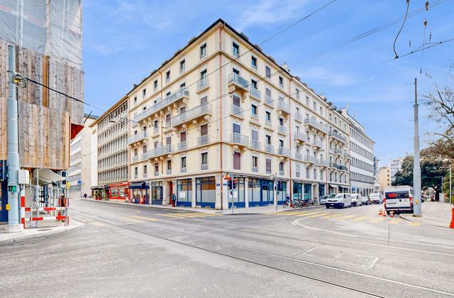 Exceptional visibility for this corner retail unit