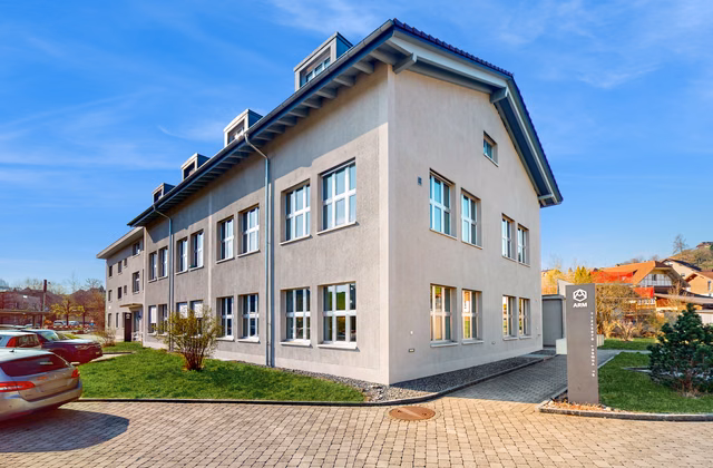 Attractive commercial space with generous room and parking options