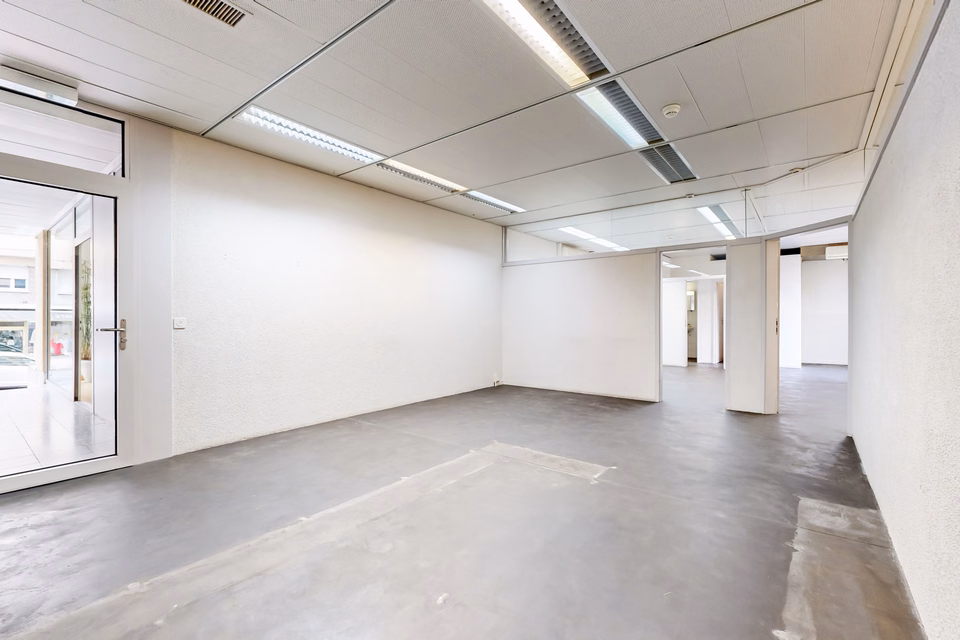 Ground-floor commercial space in an administrative building, Rue Igor-Stravinsky, 1820 Montreux, Vaud, CH