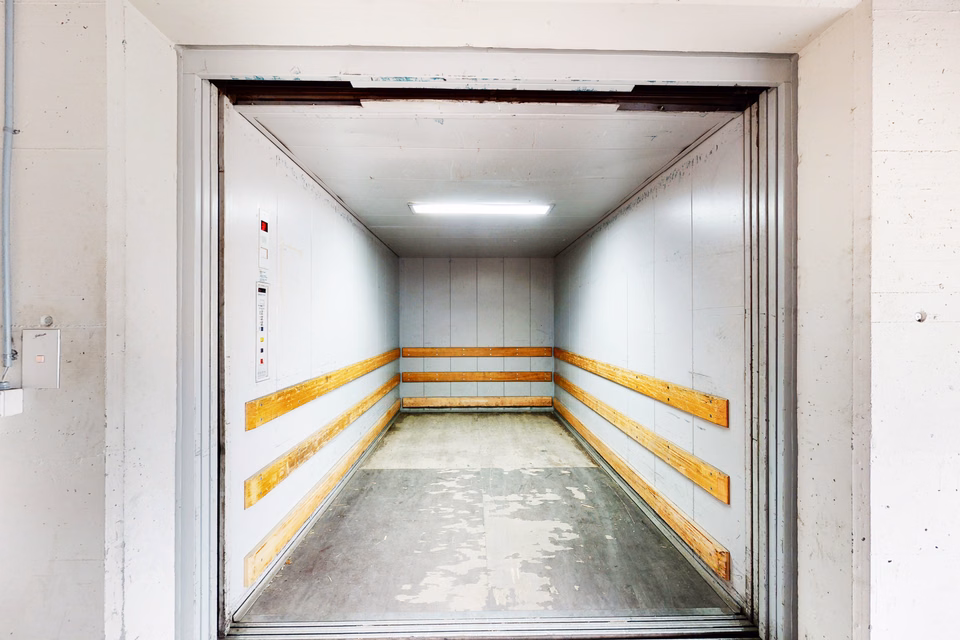 Spacious storage area (approx. 522 m2) on the 3rd floor, Römerstrasse, 2555 Brügg b. Biel, Bern, CH