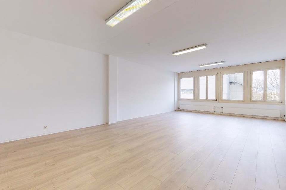 Bright and versatile 68 m2 office – Quartino, Via Luserte, 6573 Magadino, Ticino, CH
