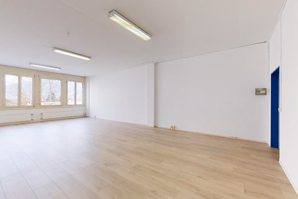 Bright and versatile 68 m2 office – Quartino, Via Luserte, 6573 Magadino, Ticino, CH