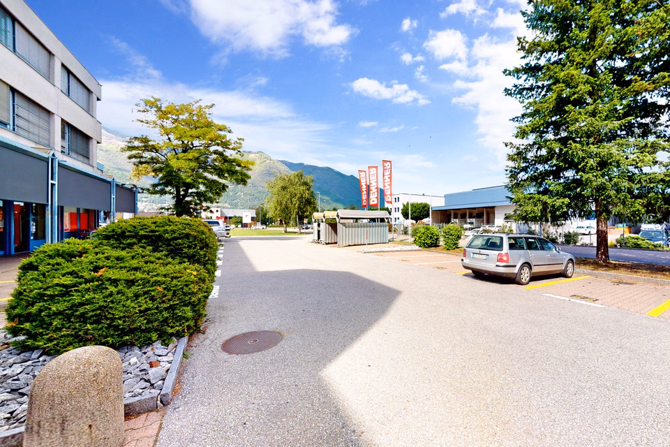 127 m² ready-to-use space – Warehouse for rent in Quartino, Via Luserte, 6573 Magadino, Ticino, CH