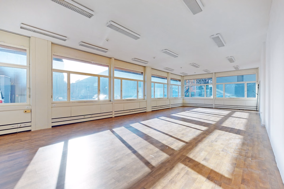 Ground-floor commercial space of 125 m² - strategic accessibility in Manno, Via Cantonale, 6928 Manno, Ticino, CH