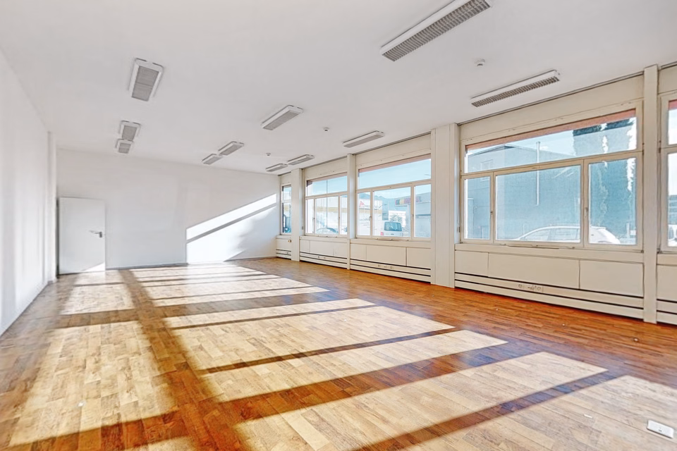 Ground-floor commercial space of 125 m² - strategic accessibility in Manno, Via Cantonale, 6928 Manno, Ticino, CH