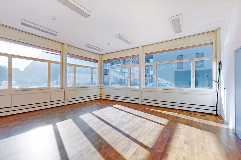 Ground-floor commercial space of 125 m² - strategic accessibility in Manno, Via Cantonale, 6928 Manno, Ticino, CH