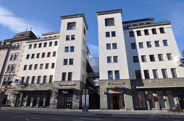 Commercial premises fitted as restaurant and bar - city centre