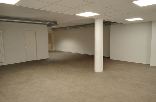 Commercial premises of approximately 245 m2 available immediately