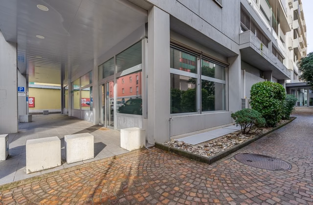 Bright commercial space / office for rent