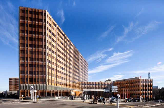 Bright 264 m2 space just steps from the airport