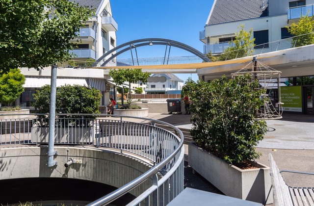 Attractive commercial premises in the lively centre of Studen BE — ideal location for your business success