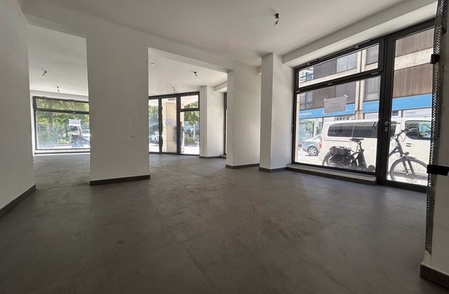 Retail unit of 177 m² for rent