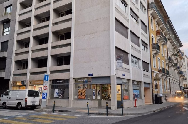 Retail unit of approximately 120 m² + basement opposite the HUG