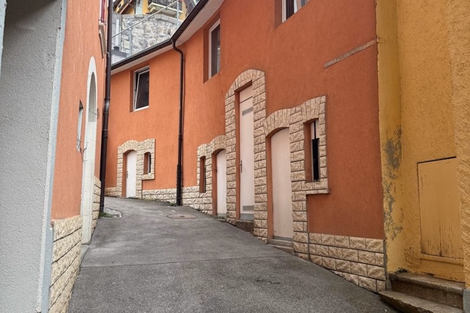 Storage space near the train station, Rue du Mûrier, 1820 Montreux, Vaud, CH