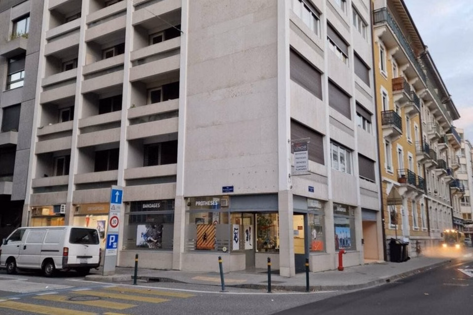 Retail unit of approximately 120 m² + basement opposite the HUG, Boulevard de la Cluse, 1205 Genève, Geneva, CH