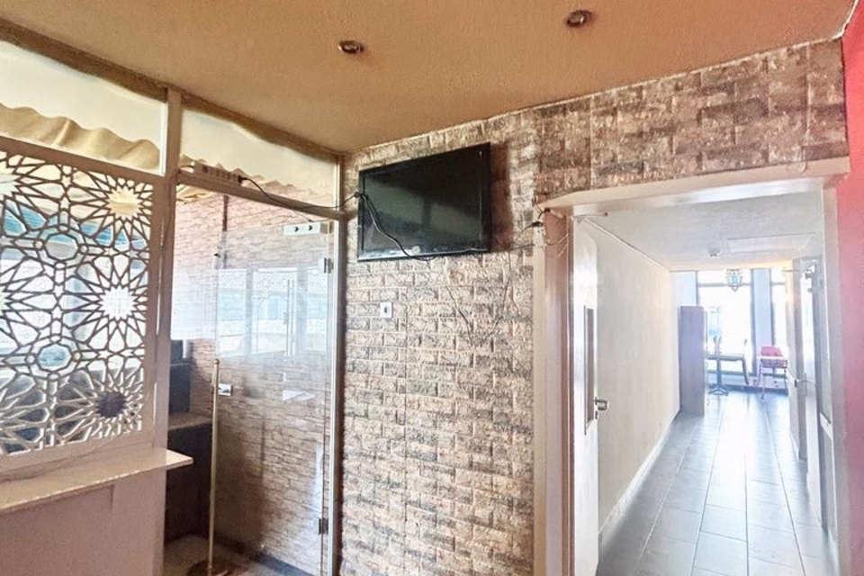 Commercial premises fitted as restaurant and bar - city centre, Avenue du Rothorn, 3960 Sierre, VS, CH