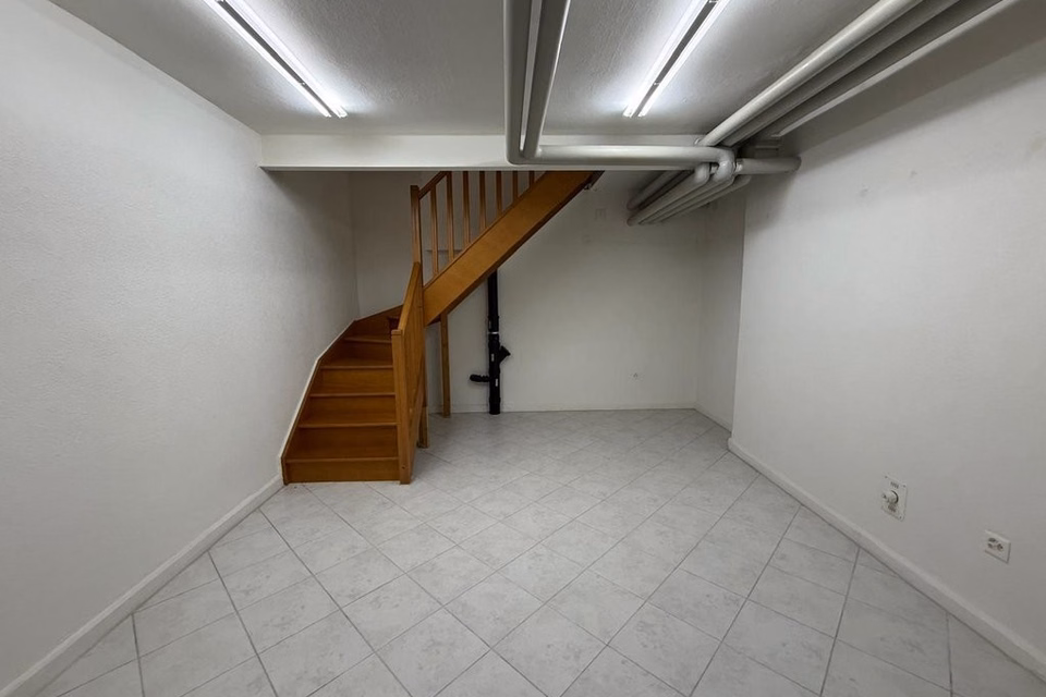Spacious commercial premises / Available until 31.12.2027, Manessestrasse, 8045 Zürich, Zurich, CH