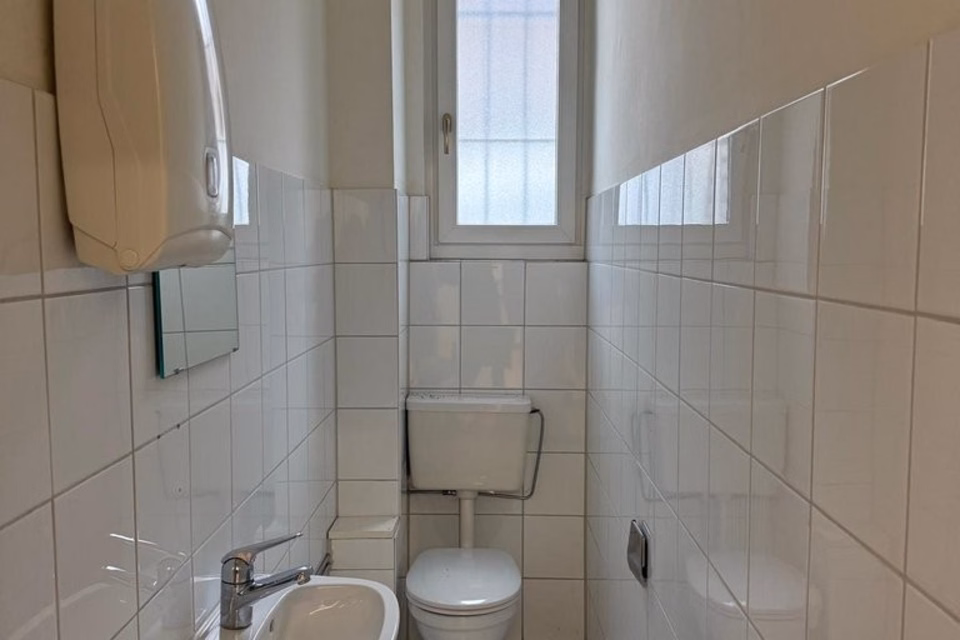 Spacious commercial premises / Available until 31.12.2027, Manessestrasse, 8045 Zürich, Zurich, CH