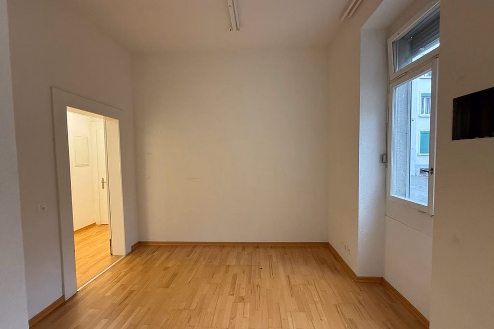 Spacious commercial premises / Available until 31.12.2027, Manessestrasse, 8045 Zürich, Zurich, CH