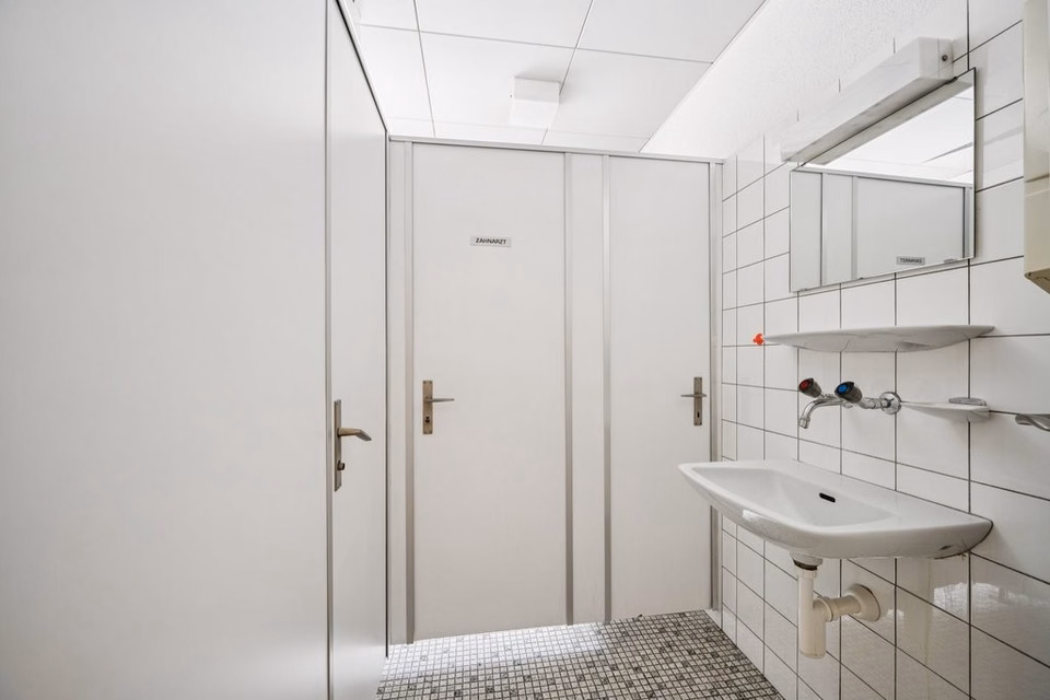 Office space on the 1st floor in a prime location!, Weiningerstrasse, 8103 Unterengstringen, Zurich, CH
