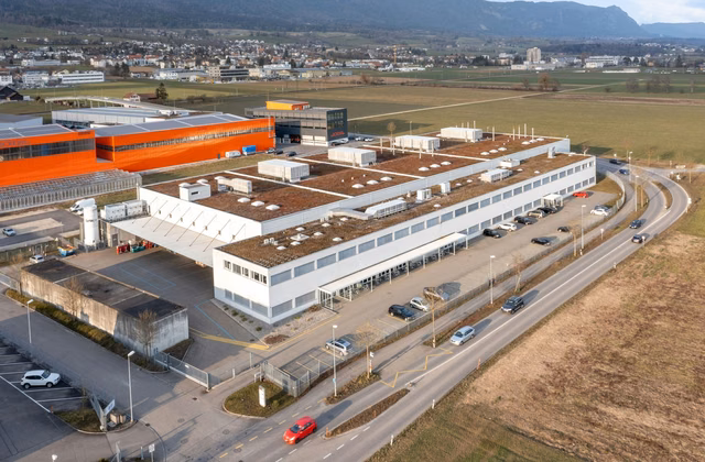 3'000 m2 large, 10 m high, truck-accessible industrial hall with 8 t cranes and high floor load capacity