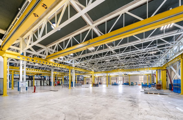 Modern, high‑ceiling 5,000 m² hall with integrated offices and workshops at the A1/A2 junction - divisible