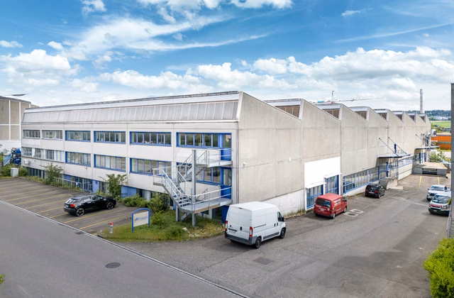 Your production site with high‑ceiling hall, large gates and high floor load capacity