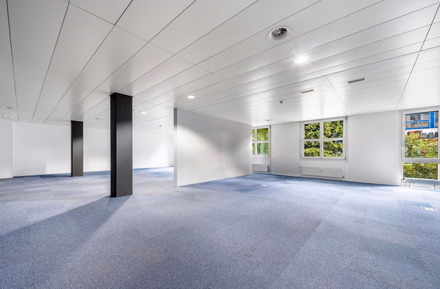 PLAZA | Representative retail/commercial space on the ground floor - Visible. Central. Bright.