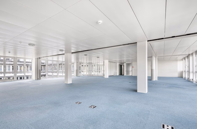PLAZA | Bright office space on the top floor