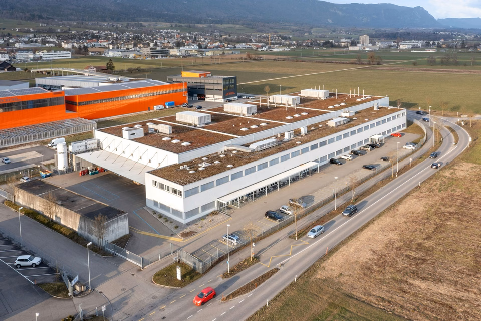 Approx. 1'500 m² large, 10 m high, truck-accessible industrial hall with 8 t cranes and high floor load capacity, office, Neckarsulmstrasse, 2540 Grenchen, Solothurn, CH