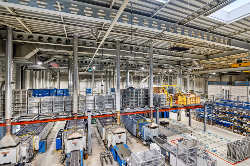 Approx. 1'500 m² large, 10 m high, truck-accessible industrial hall with 8 t cranes and high floor load capacity, office, Neckarsulmstrasse, 2540 Grenchen, Solothurn, CH
