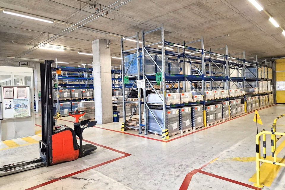 Approx. 1'500 m² large, 10 m high, truck-accessible industrial hall with 8 t cranes and high floor load capacity, office, Neckarsulmstrasse, 2540 Grenchen, Solothurn, CH