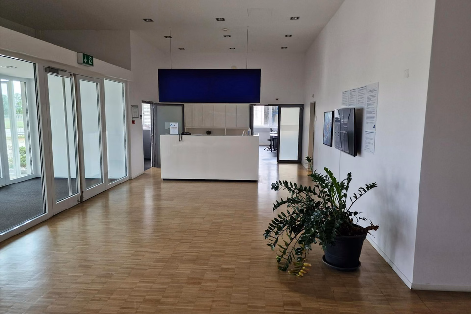 Approx. 1'500 m² large, 10 m high, truck-accessible industrial hall with 8 t cranes and high floor load capacity, office, Neckarsulmstrasse, 2540 Grenchen, Solothurn, CH