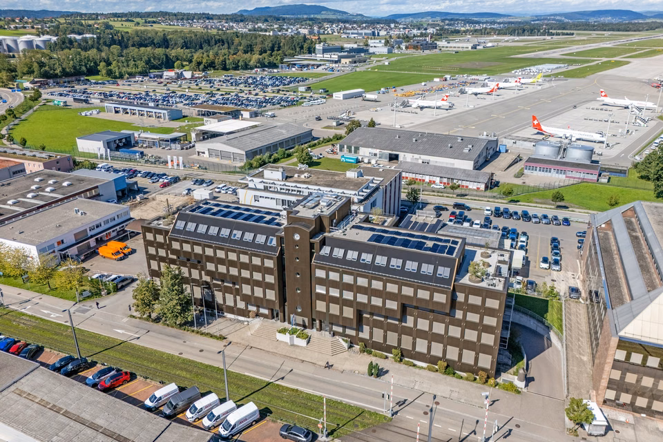 Like-new, cooled office space with direct view of runway 16/34, Flughofstrasse, 8152 Glattbrugg, Zurich, CH