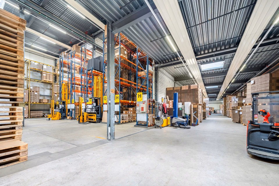 Semi-automatic high-bay warehouse with approx. 2'200 standard pallet spaces for long-term rent, Althardstrasse, 8105 Regensdorf, Zurich, CH