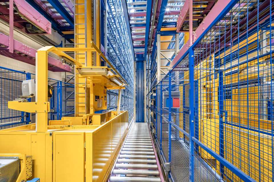 Semi-automatic high-bay warehouse with approx. 2'200 standard pallet spaces for long-term rent, Althardstrasse, 8105 Regensdorf, Zurich, CH